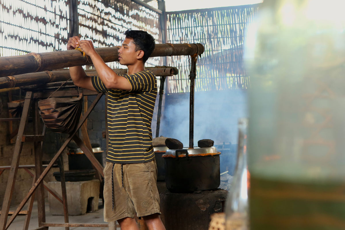 Proses pembuatan Arak Bali secara tradisional menggunakan alat destilasi sederhana