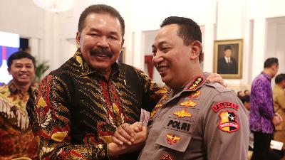 Attorney General Sanitiar Burhanuddin (left) and National Police Chief General Listyo Sigit Prabowo during the launch of Government Technology Indonesia at the State Palace, Jakarta, May 27, 2024. Tempo/Subekti
