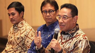 Deputy Minister of Health Benjamin Paulus (right) with Minister of Health Budi Gunadi Sadikin (center) and Deputy Minister of Health Dante Saksono Harbuwono delivers a presentation on the health sector in Jakarta, October 17, 2025. Antara/Reno Esnir