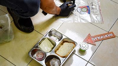 Police take a sample of the free nutritious meal menu suspected of causing 16 students to be poisoned at SD Negeri 1 Sindangsari, Ciamis Regency, West Java, October 3, 2025. Antara/Adeng Bustomi