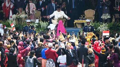 President Prabowo Subianto (center) with invited guests watching entertainment after the commemoration ceremony of the 80th Anniversary of the Proclamation of Indonesian Independence at the Merdeka Palace, Jakarta, August 17, 2025. Antara/Galih Pradipta