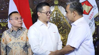 Handover of the Gerindra Party Secretary-General position from Ahmad Muzani (right) to Sugiono (center), witnessed by Gerindra Party Daily Chairman Sufmi Dasco Ahmad, in Hambalang, West Java, August 1, 2025. Doc. DPP Gerindra