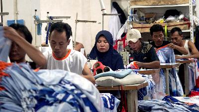 A worker completes the making of t-shirts at the Sinergi Adv garment convection, Srengseng Sawah, Jakarta, Monday, October 28, 2024. Tempo/Ilham Balindra
