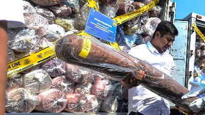 Illegal imported textiles seized by the Illegal Import Task Force are accommodated at the Customs and Excise Temporary Storage Area, Cikarang, Bekasi Regency, West Java, August 6, 2024. Tempo/Tony Hartawan