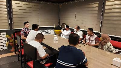 Kenneth Jehezkiel (left) and Bobby Nasution, in a meeting with Abdul Gani Kasuba (wearing a peci cap) at a restaurant in Medan, North Sumatra, in 2022. Special Photo