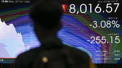 A screen displays stock price movements on the Indonesia Stock Exchange, Jakarta, on October 27, 2025. Antara/Hafidz Mubarak A