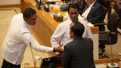 Minister of Agriculture Andi Amran Sulaiman (center) with Deputy Minister of Agriculture Sudaryono (left) talking with DPR members during a working meeting with Commission IV of the DPR RI at the Parliament Complex, Senayan, Jakarta, August 21, 2025. Tempo/Amston Probel