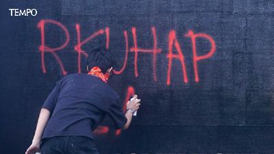 Mahasiswa yang tergabung dengan BEM UI saat melakukan aksi di depan Gerbang Pancasila, DPR RI, Jakarta, 22 Juli 2025.
Badan Eksekutif Mahasiswa Universitas Indonesia (BEM UI) menggelar aksi penolakan revisi Kitab Undang-Undang Hukum Acara Pidana atau KUHAP di depan Gerbang Pancasila. Aksi ini merupakan sebagai upaya memantau proses penyusunan rancangan Undang-Undang KUHAP. Tempo/Ilham Balindra