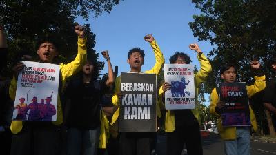 Students from the All-Indonesia Student Executive Board (BEM) West Java conducted an action rejecting the revision of the Criminal Procedure Code (KUHAP) in front of the West Java Provincial DPRD in Bandung, July 30, 2025. Tempo/Prima Mulia