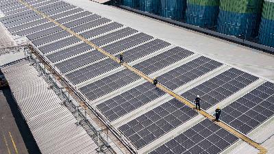Maintenance staff cleaning solar panels atop the Bogasari Division flour plant of Indofood Sukses Makmur in Jakarta, November 25, 2025. Tempo/Tony Hartawan