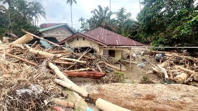 The condition of residents' homes affected by the flash flood in Garoga Village, Batang Toru District, South Tapanuli Regency, North Sumatra, December 4, 2025. Tempo/Andi Adam Faturahman