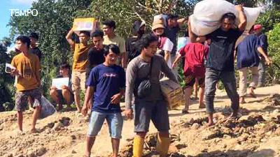 Penyaluran bantuan untuk warga terkena dampak banjir di Subarang Aia, Sungai Nanggang, Sumatera Barat, 3 Desember 2025. Taufiq Siddiq
