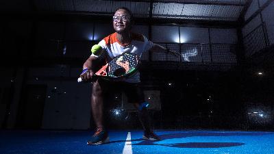 A padel player during a training session at The Field in Pejaten, Pasar Minggu, Jakarta, February 23, 2025. Tempo/Nita Dian