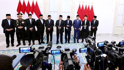 A member of the Commission for the Acceleration of Police Reform delivers a press statement at the Merdeka Palace in Jakarta, November 7, 2025. BPMI Setpres/Muchlis Jr