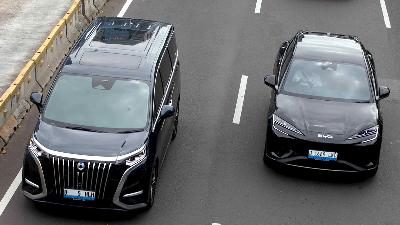 An electric vehicle featuring the distinctive blue-striped license plate on Jalan Sudirman, Senayan, Jakarta, December 16, 2025. Tempo/Amston Probel
