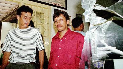 Munir inspects the Kontras office on Jalan Mendut 3, Jakarta, following an act of vandalism, March 2002. Tempo/Bagus Indahono 