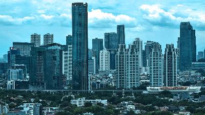 High-rise buildings in Jakarta, December 16, 2025. As of the end of October 2025, land and building tax (PBB-P2) revenue collected by the Jakarta Provincial Government reached Rp 10.32 trillion, exceeding the revised 2025 regional budget (APBD-P) target of Rp 10.25 trillion by 0.77 percent. Tempo/Tony Hartawan