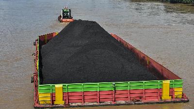 A tugboat pulls a barge along the Barito River in Kalahien, Buntok, Central Kalimantan, May 8, 2025. Tempo/Tony Hartawan