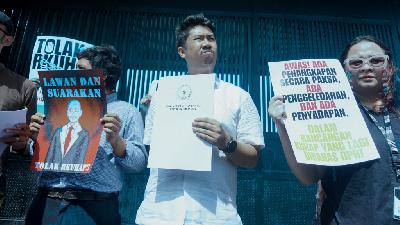 Members of the Civil Society Coalition for Criminal Procedure Code Reform demonstrate in front of the Pancasila Gate, Jakarta, November 17, 2025. Tempo/Ilham Balindra