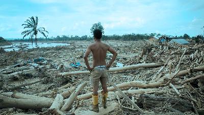 A resident of Tanjung Karang village looking at what remains of their home after flash floods in the Tamiang Regency, Aceh Province, December 12, 2025. Tempo/Ilham Balindra