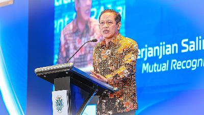 Environment Minister Hanif Faisol Nurofiq officially signs a Mutual Recognition Agreement (MRA) with the Global Carbon Council (GCC) and the Plan Vivo Foundation on global carbon trading in Jakarta, September 16, 2025. kemenlh.go.id