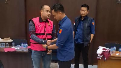 Personnel from the Deputy Attorney General’s Office for Special Crimes detain prosecutor Herdian Malda Kesatria, a suspect in an extortion case, at the Attorney General’s Office, Jakarta, December 19, 2025. Antara/HO–Attorney General’s Office