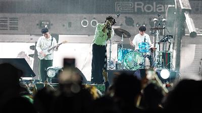 Hindia performing together with Blue Valley at the Synchronize Festival at Jakarta International Expo (JIExpo), Kemayoran, Jakarta, October 3, 2025. Tempo/Martin Yogi Pardamean