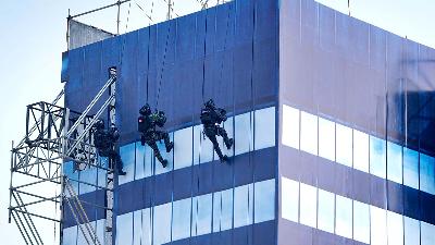 A TNI (Indonesian National Armed Forces) unit performs a hostage rescue demonstration during the 80th Anniversary of the TNI ceremony at the Monas Crossroads area, Jakarta, October 5, 2025. Tempo/Ilham Balindra