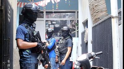 Densus 88 officers during a search of a suspected terrorist’s residence in the Cijagra area, Bandung, West Java, October 2019. Tempo/Prima Mulia