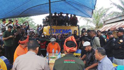 Representatives of PT Agro Industri Nasional together with the Task Force for Forest Area Enforcement hold mediation with representatives of companies owning illegal oil palm plantations in Parit Beruang Pelintung, Medang Kampai District, Dumai, Riau, January 7, 2026. Antara/Aswaddy Hamid