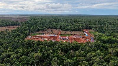 Construction of the 817/AOBA Territorial Development Infantry Battalion headquarters in Jagebob District, Merauke Regency, December 6, 2025. In the background, land clearing for sugarcane plantations is visible adjacent to the Agodai forest, the ancestral land of the Kwipalo Clan. Tempo/Agoeng Wijaya

