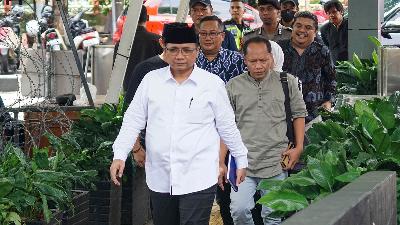 Former Minister of Religious Affairs Yaqut Cholil Qoumas attends an examination by investigators at the Corruption Eradication Commission (KPK) building in Jakarta, January 30, 2026. Tempo/Ilham Ballindra.