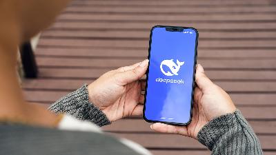 A woman opens the DeepSeek application on her mobile phone in Rio de Janeiro, Brazil, January 28, 2025. Shutterstock/Diego Thomazini