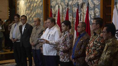 Coordinating Minister for Economic Affairs Airlangga Hartarto delivers a press statement on the appointment of the acting Chair and Deputy Chair of the Financial Services Authority (OJK), Friederica Widyasari Dewi, as well as the Acting Chief Executive for Capital Market, Derivative Finance, and Carbon Exchange Supervision, Hasan Fawzi, at Wisma Danantara, Jakarta, January 31, 2026. Tempo/Intern/Raya Rukmana