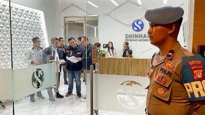 Investigators from the Special Crimes Directorate of the National Police Criminal Investigation Department (Bareskrim) search the office of Shinhan Sekuritas in the SCBD area, Jakarta, February 3, 2025. Doc. Bareskrim Polri