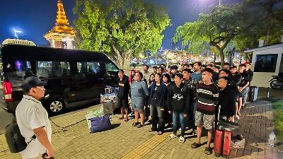 Officials of the Indonesian Embassy (KBRI) Phnom Penh together with a number of Indonesian citizens who are victims of online scam syndicates in Phnom Penh, Cambodia, January 19, 2026. Antara/HO–KBRI Phnom Penh