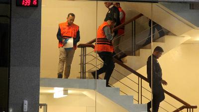 Director of Enforcement and Investigation at the Directorate General of Customs for the 2024–January 2026 period, Rizal (center), with other suspects at the Red and White KPK Building, Jakarta, February 6, 2026. Tempo/Amston Probel