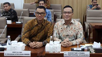 PT Pertamina (Persero) President Director Simon Aloysius Mantiri (right) and PT PLN (Persero) President Director Darmawan Prasodjo during a hearing with Commission VI of the House of Representatives at the Parliament Complex, Senayan, Jakarta, Thursday, May 22, 2025. Tempo/Amston Probel