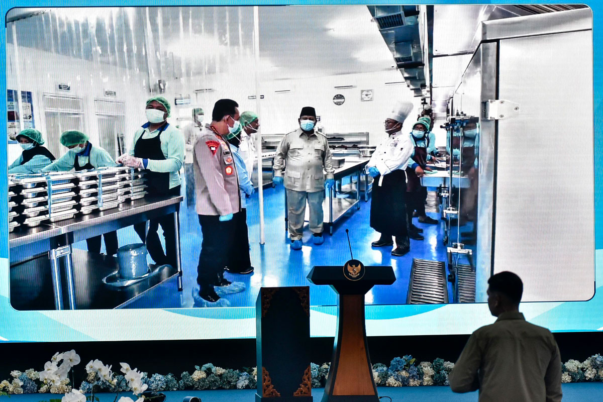 TNI-Polri Mengelola Dapur MBG, Siapa Paling Untung? | tempo.co