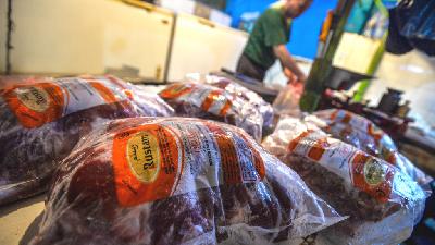 A vendor arranges imported beef at Jatinegara Market, Jakarta, January 20, 2024. Tempo/Tony Hartawan
