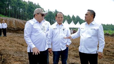 (From left) Director-General of Livestock and Animal Health Agung Suganda, Berdikari CEO Maryadi, and ID Food CEO Ghimoyo at the groundbreaking of an integrated poultry downstreaming project in Malang, East Java, February 6, 2026. Doc. ID Food
