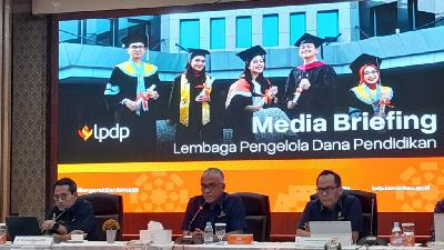 Acting President Director of LPDP Sudarto (left), together with his team during a media briefing at the Directorate General of Fiscal Balance Office, February 25, 2026. Tempo/Mutia Yuantisya