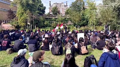 Demonstrators from the “Belanda Bergerak” movement in front of the Indonesian Embassy in The Hague, the Netherlands, September 2025. Doc. Arista Kusumastuti