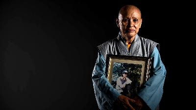 Wiwin Suryadinata, mother of the late Ita Marthadinata, a human rights activist and victim of the 1998 tragedy, following an interview with Tempo in Jakarta, February 25, 2026. Tempo/Tony Hartawan.