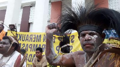 Simon Balagaize, along with indigenous residents affected by the food estate project in Merauke Regency, South Papua, registers a lawsuit at the Jayapura Administrative Court, Papua, March 5, 2026. Documentation of Simon Balagaize.