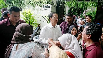 Residents visit and meet former president Joko Widodo in front of his residence in Sumber, Solo, Central Java, April 2025. Antara/Mohammad Ayudha