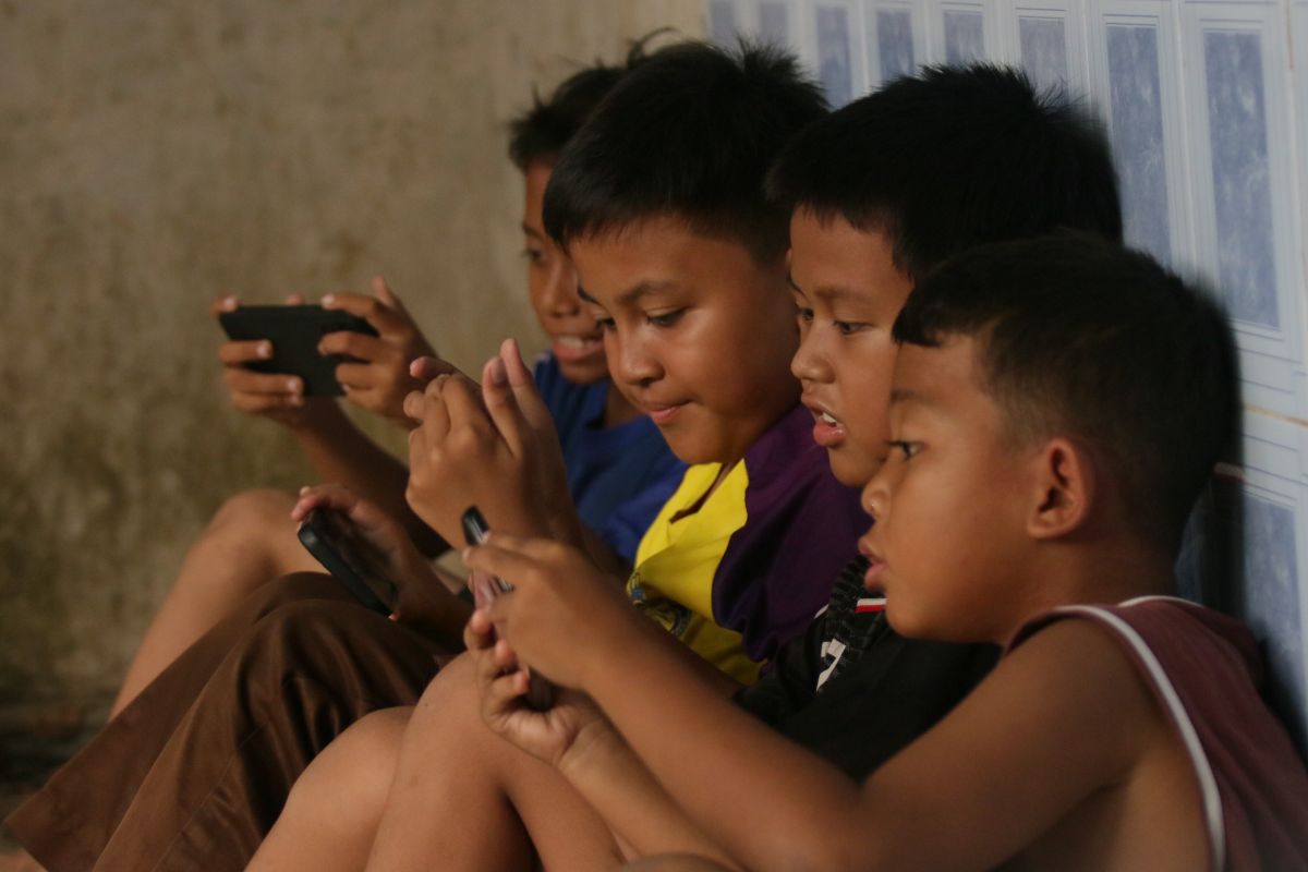 aturan anak di bawah 16 tahun dilarang main sosmed