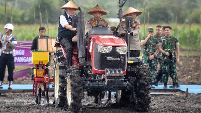 National Police Chief Gen. Listyo Sigit Prabowo drives a tractor to plant corn seeds simultaneously in the first-quarter 2026 planting in Indralaya, Ogan Ilir, South Sumatra, March 7, 2026. Antara/Nova Wahyudi