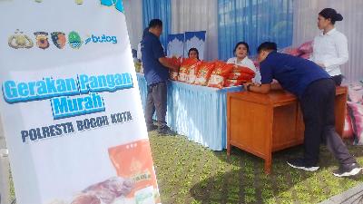 Cheap Food Movement bazaar organized by the Bogor City Police at Bogor City Square, West Java, March 11, 2026. Tempo/Mohammad Sidiq Permana
