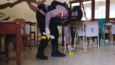 Police process the crime scene following a molotov cocktail explosion in a classroom at State Junior High School 3 Sungai Raya, Kubu Raya Regency, West Kalimantan, February 3, 2026. Antara/Jessica Wuysang